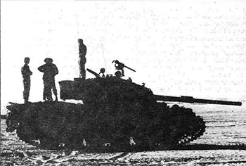 Совещание перед боем, на крыше танка «Centurion» из 460-й танковой бригады.