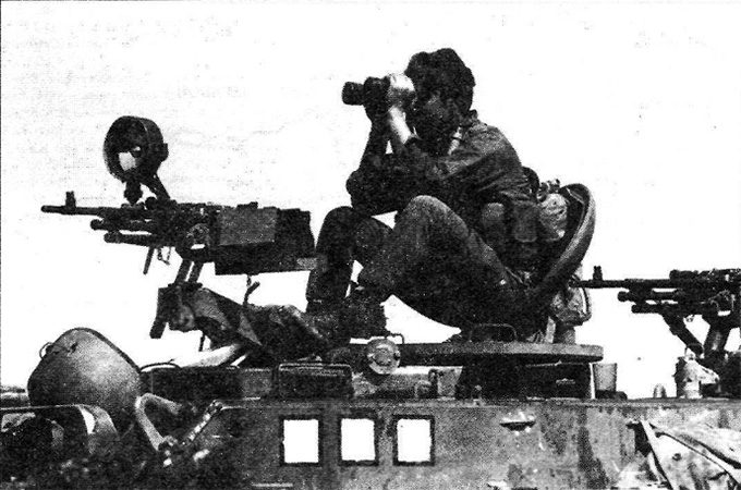Офицер бригады «Barak» обозревает местность с крыши МПЗ во время операции «Litani», март 1978 года. Операция «Litani» была первой крупной операцией АОИ после 1973 года.
