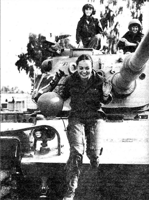 «Magach» с женским экипажем, 1975 год. Тяжелые потери, понесенные в 1973 году, заставили израильское командование брать женщин на службу в танковых частях. Женщины служили в качестве инструкторов.