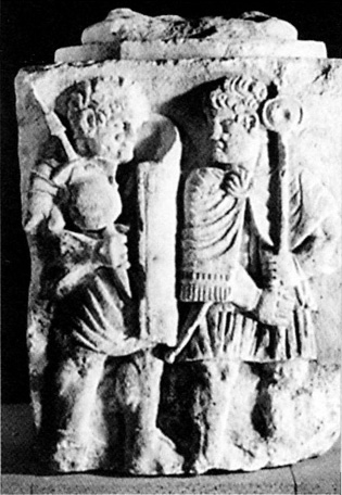 Рельеф принципии в Майнце, изображающий легионера и “сигнифера” на марше. Середина – конец I в. н.э.
