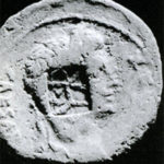 Медная монета времен Августа, найденная на месте битвы в Тевтобругском лесу.