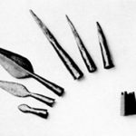 Римские наконечники из Калкризе. 9 г. н.э. Слева направо: легкий дротик, два наконечника копья, три наконечника дротиков, зажимная втулка “пилума” и заостренный наконечник противоположного конца древка.