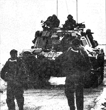 Парашютисты в сопровождении танка «Magach»