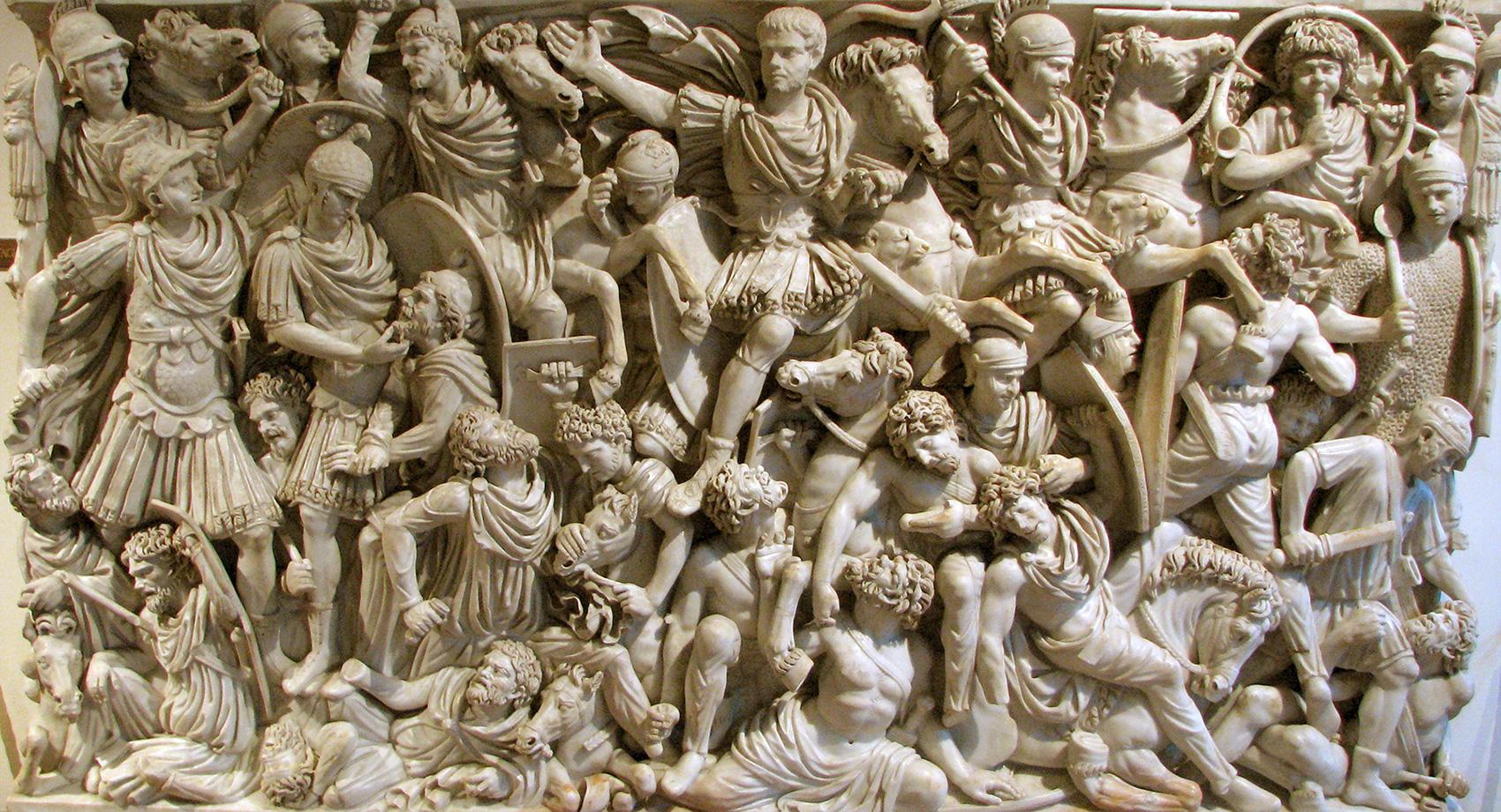 Саркофаг с изображением битвы римлян с готами и их союзниками при Абрите в 251 году н. э. В этой битве римляне потерпели одно из самых тяжелых поражений.