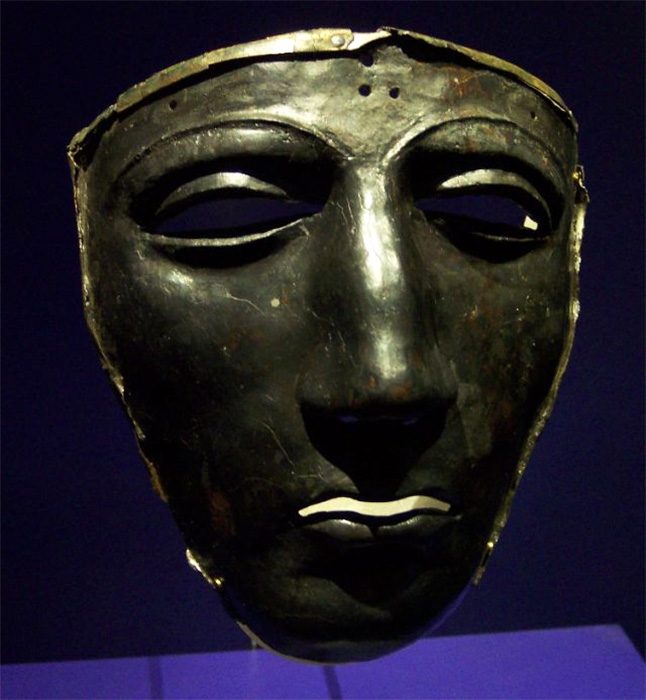 Серебряная лицевая маска с бронзовой каймой, принадлежала римскому всаднику, погибшему в Тевтобургском лесу, 9 г. н.э.