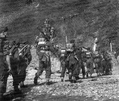 Солдаты из 1-го батальона особого назначения проводят учения на территории Великобритании, 1941 год.